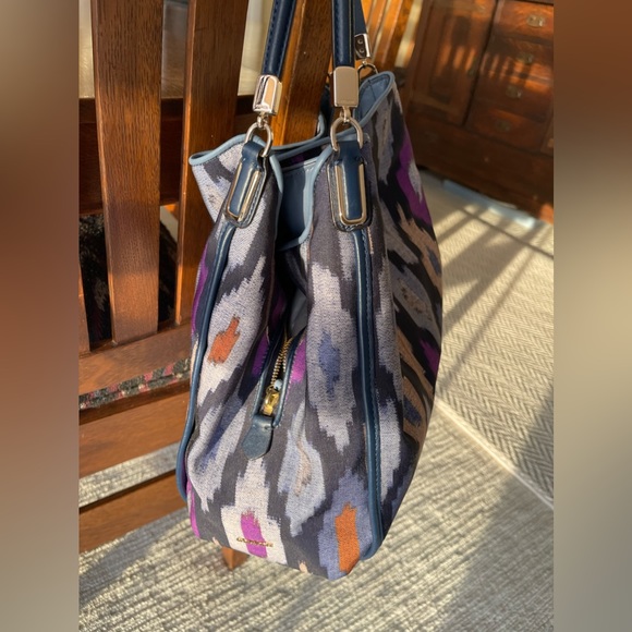 Coach purse. Rare fabric print. Leather and brass. EUC. No flaws. Pockets! - Picture 3 of 10